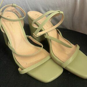 Olivia Sage Green Strappy Block Heel Open Toe Sandals Heels Shoes Size 7.5